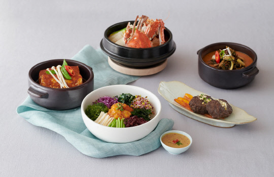 그랜드 앰배서더 서울 어소시에이티드 위드 풀만 호텔은 컨템포러리 코리안 다이닝 레스토랑 안뜨레에서 새봄을 맞아 5월 31일까지 봄 한식 5선을 선보인다고 밝혔다. 새롭게 출시된 봄 한식 5선은 신선한 제철 재료를 사용해 봄철 입맛을 되살려 줌은 물론 겨우내 움츠려 있던 몸과 마음에 기운을 북돋워 줄 메뉴들로 구성됐다. 그랜드 앰배서더 서울 위드 풀만 제공